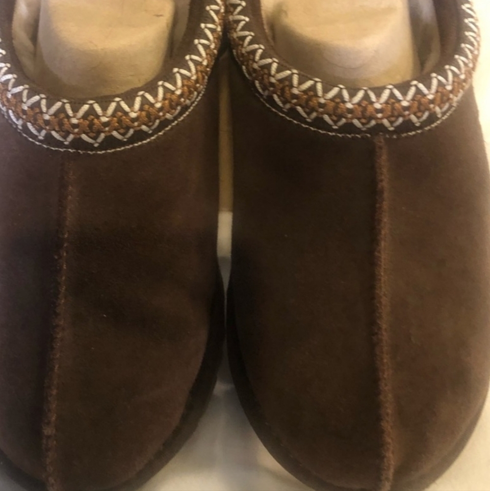 UGG SLIPPERS SIZE 9 NEW